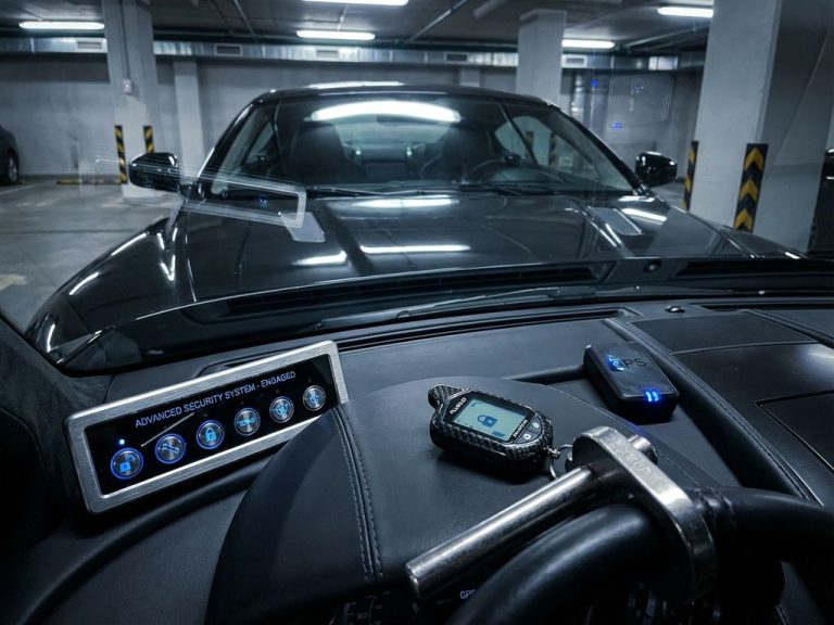 Luxe sportwagen met geavanceerd beveiligingssysteem en afstandsbediening in ondergrondse garage met leren interieur