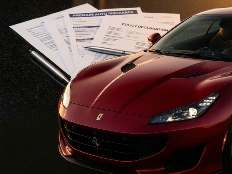Rode supercar close-up met dramatische verlichting en verzekeringsdocumenten op donkere achtergrond