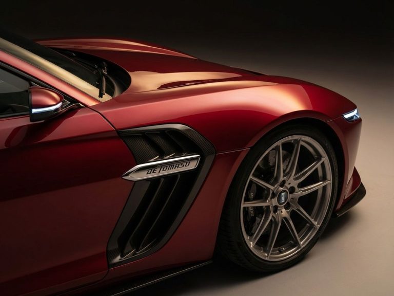 De Tomaso sportwagen close-up met hoekige voorkant, LED-koplampen, carbon fiber accenten en Italiaans vakmanschap