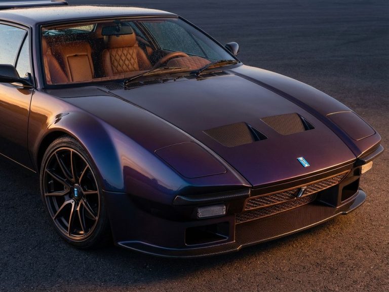 Close-up van luxe De Tomaso sportwagen met carbon fiber details, custom grille en metallic lak met kleurwisseling