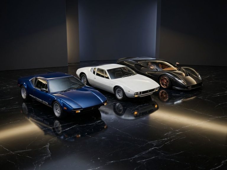 Drie De Tomaso supercars - Pantera, Mangusta en P72 - op zwart marmer met dramatische studiobelichting