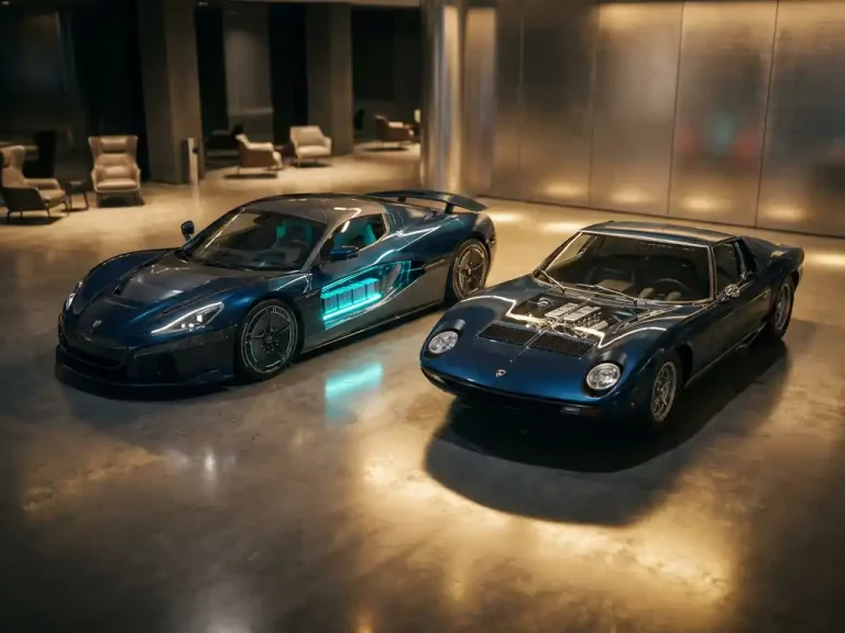 Elektrische supercar met blauwe batterijlijnen naast traditionele V12 supercar in luxe showroom met LED-verlichting
