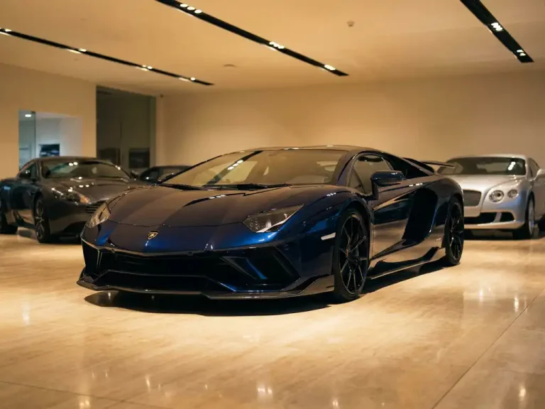 Midnight blauwe Lamborghini in elegante marmeren showroom met gouden spotlights en zachte reflecties op gepolijste vloer