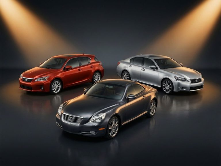 Drie gestopte Lexus-modellen - SC coupé, GS sedan en CT hybrid - in dramatische opstelling met studiobelichting