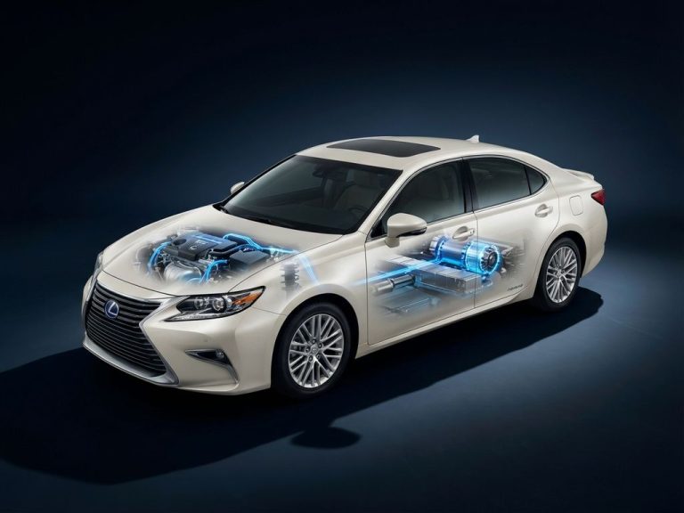 Doorsnede van witte Lexus hybride auto toont elektromotor, batterij en verbrandingsmotor met blauwe energiestromen