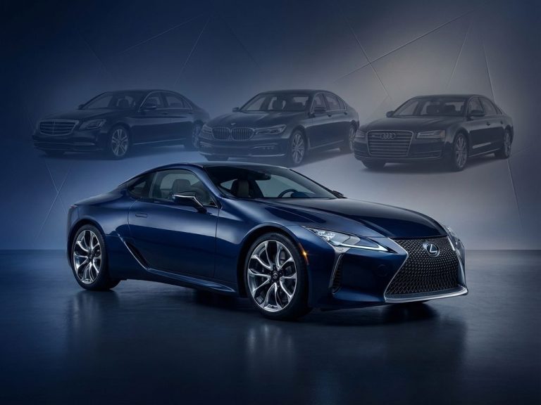 Luxe Lexus auto in het middelpunt met dramatische blauw-zilveren verlichting en silhouetten van andere premium merken