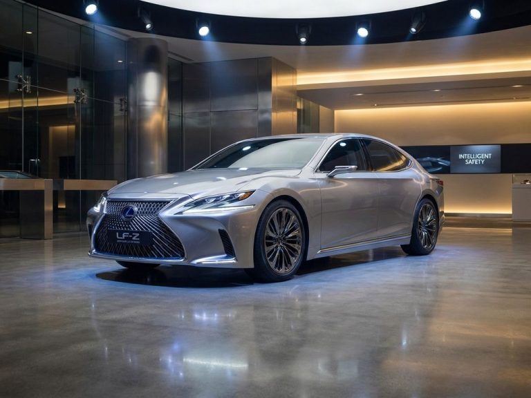 Zilveren Lexus sedan met LED-koplampen en sensortechnologie in moderne luxe showroom met studioverlichting