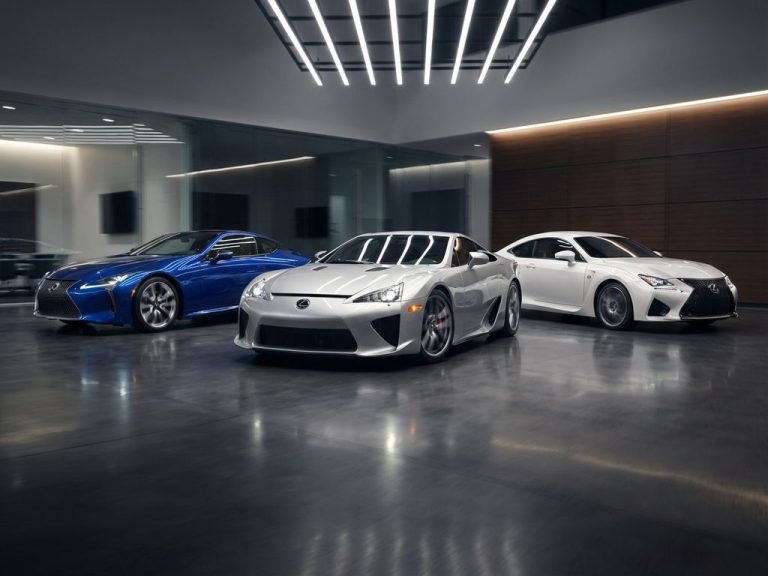 Drie Lexus sportwagens in showroom: zilveren LFA, blauwe LC 500 en witte RC F met dramatische studiobelichting