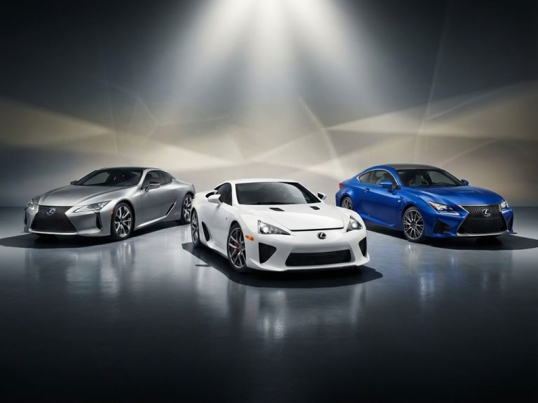 Drie Lexus supercars - LFA, LC 500h en RC F - op reflecterend oppervlak met dramatische studiobelichting