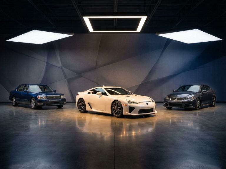 Drie iconische Lexus verzamelauto's in luxe showroom: witte LFA supercar, blauwe LS400 en grijze IS F met dramatische verlichting