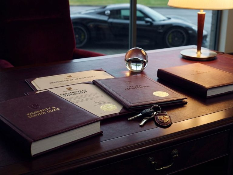 Luxe autodocumenten en sleutels op mahonie bureau met supercar op achtergrond