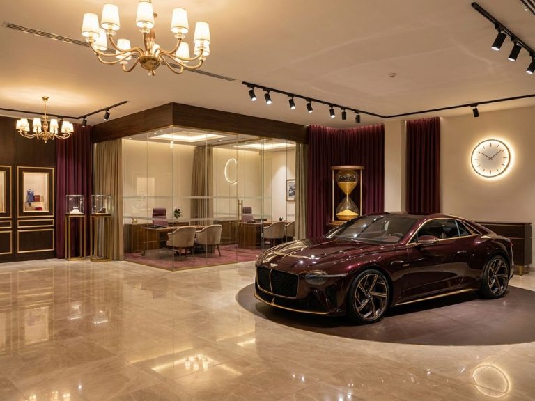 Luxe sportwagen in elegante autodealer showroom met marmeren vloeren en gouden accenten