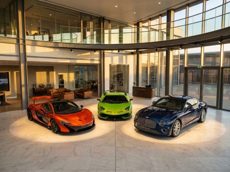 Luxe autoshowroom met McLaren, Lamborghini en Bentley supercars onder dramatische verlichting en moderne glasarchitectuur