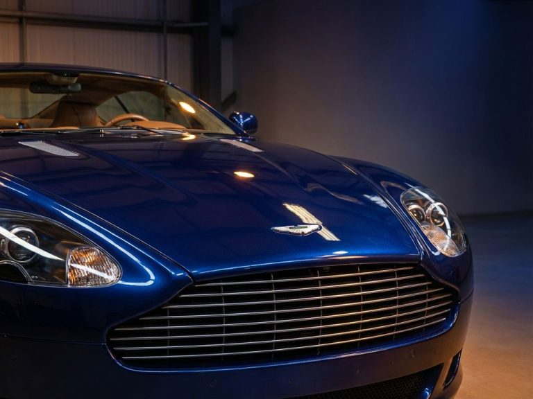 Luxe sportwagen close-up met chromen details, leren interieur en glanzende metallic lak in gouden studiobelichting