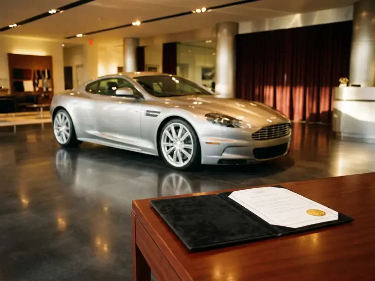 Zilveren luxe sportwagen in elegante showroom met certificatiedocument op mahoniehout bureau op voorgrond
