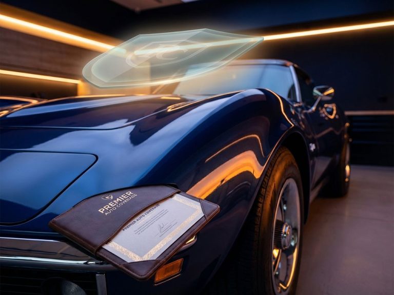 Luxe sportwagen met glanzende chromen bumper en verzekeringsformulier, beschermend glasschild symboliseert autoverzekering