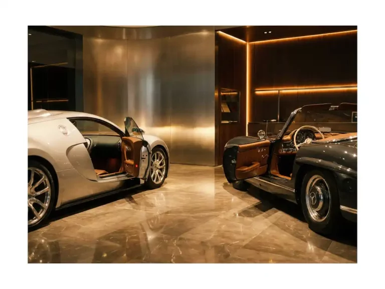 Luxe sportwagen naast elegant klassiek model in chique showroom met marmeren vloeren en warme studiobelichting