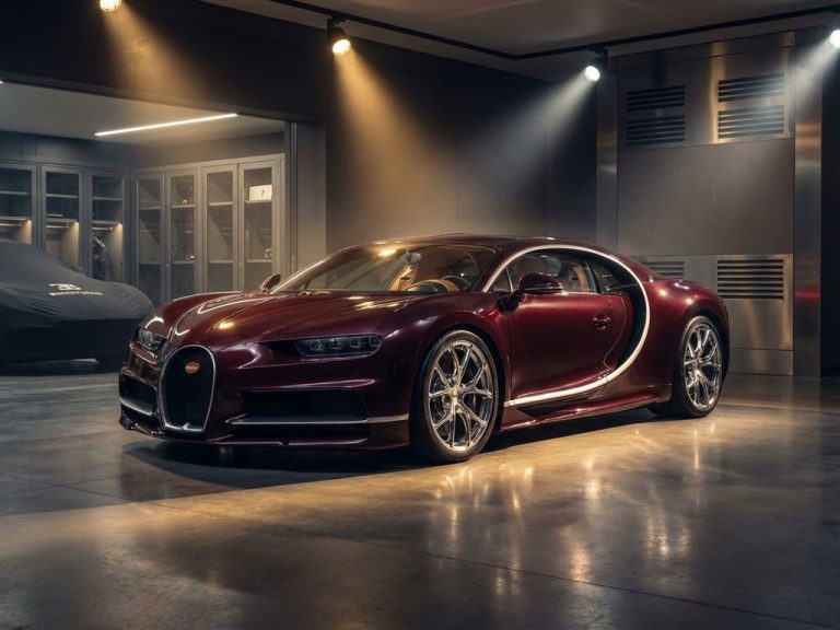 Luxe supercar met glanzende chromen details in premium ondergrondse garage met dramatische verlichting en reflecties