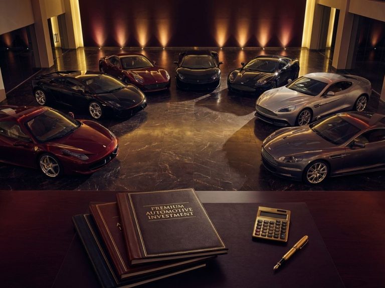 Luxe sportwagens in halve cirkel op showroomvloer met financiële documenten op mahoniehout bureau op voorgrond