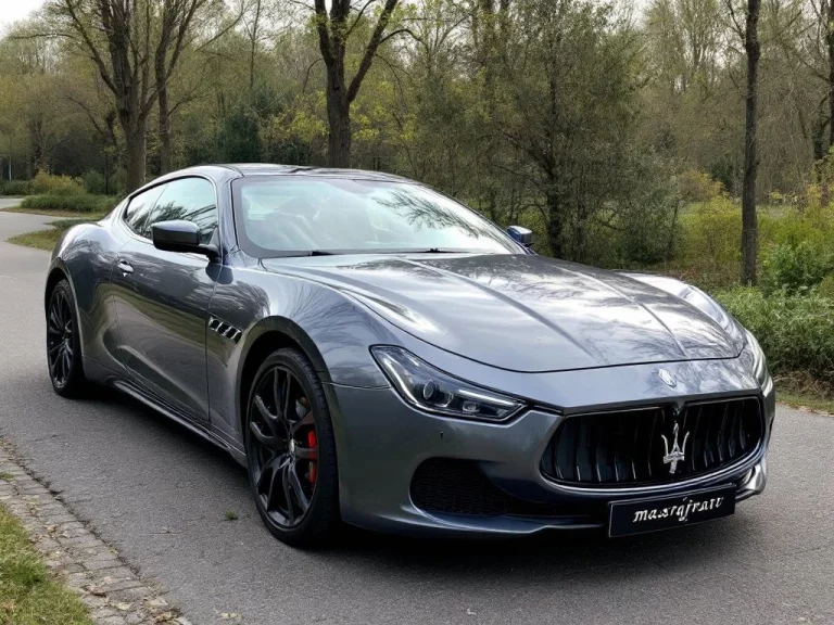 Maserati logo en luxe sportwagen die de unieke Italiaanse elegantie en prestaties van het merk toont