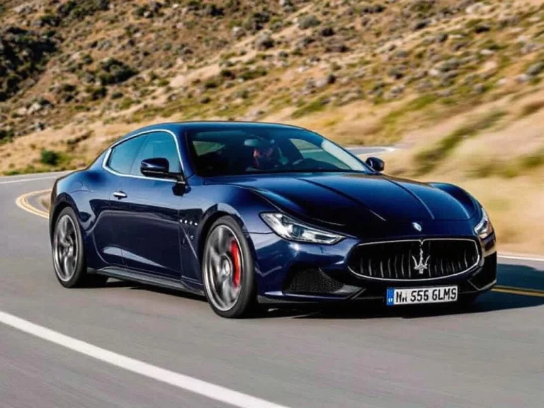 Maserati auto met motorkap open toont veelvoorkomende technische problemen en onderhoudsissues