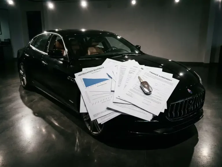 Zwarte Maserati sedan in showroom met financiële documenten en afschrijvingsgrafieken op de motorkap