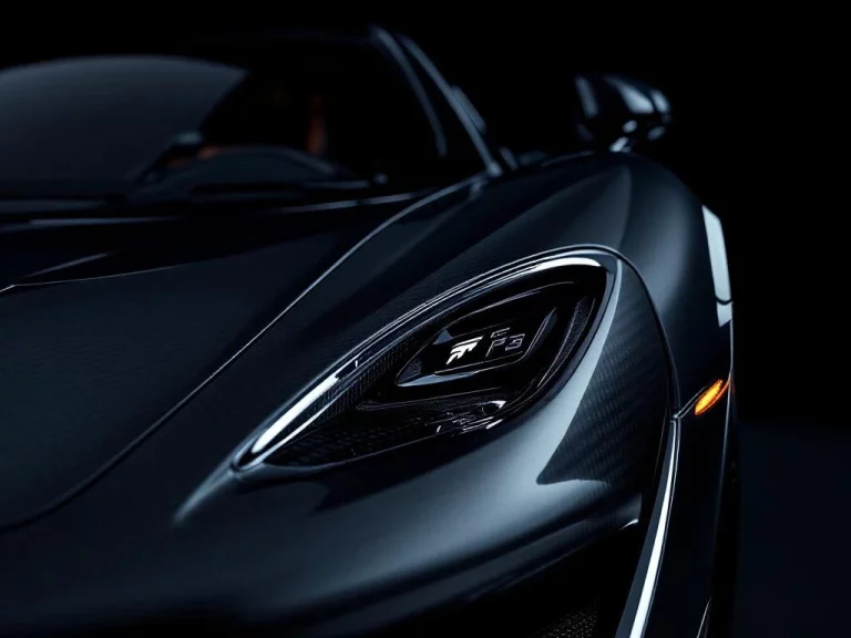 Close-up van McLaren supercar met carbon fiber details, custom badges en premium afwerking onder dramatische studiobelichting