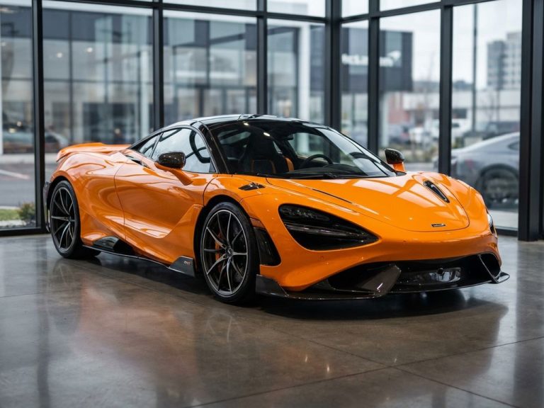 McLaren supercar in papaya oranje kleur met carbon fiber details in moderne showroom met dramatische belichting