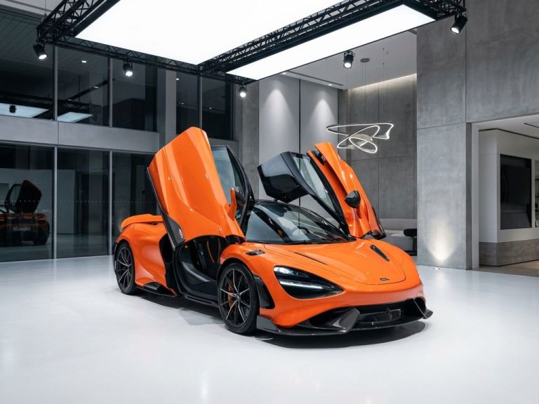 McLaren supercar in papaya oranje met open vleugeldeuren in moderne witte showroom met dramatische verlichting