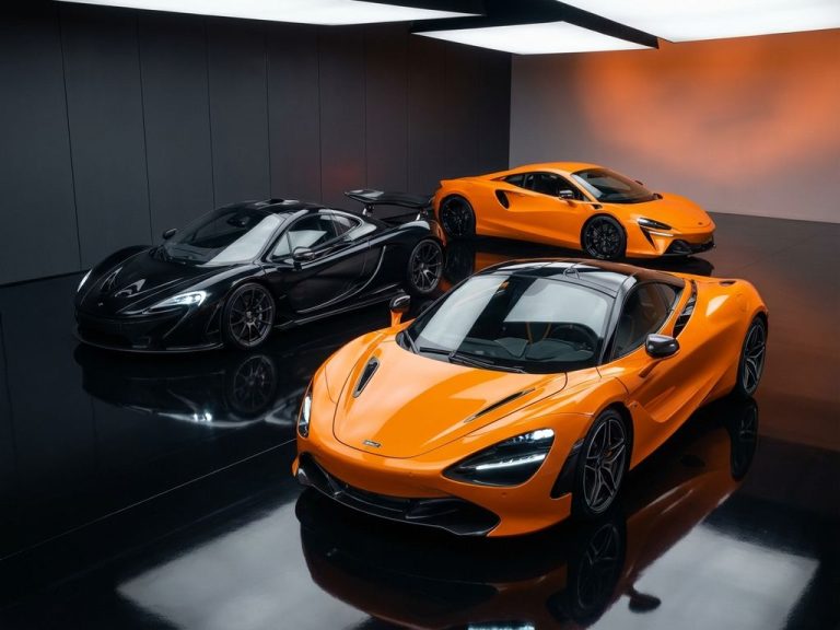 Drie McLaren supercars in papaja oranje, koolstofzwart en McLaren oranje gerangschikt in dramatische diagonale compositie