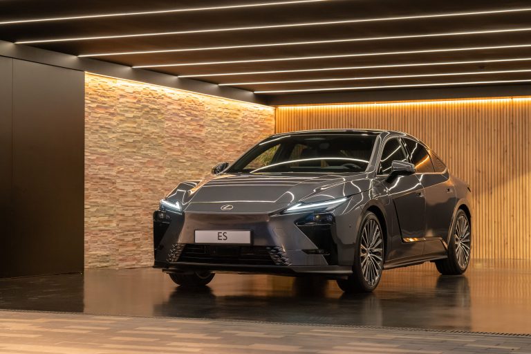 Lexus maakt alle prijzen bekend van volledig nieuwe elektrische en hybride Lexus ES