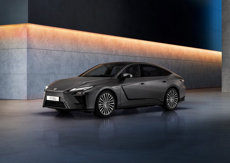 Lexus maakt alle prijzen bekend van volledig nieuwe elektrische en hybride Lexus ES