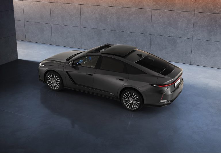 Lexus maakt alle prijzen bekend van volledig nieuwe elektrische en hybride Lexus ES