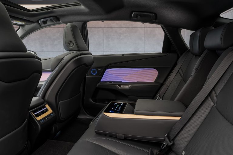 Lexus maakt alle prijzen bekend van volledig nieuwe elektrische en hybride Lexus ES