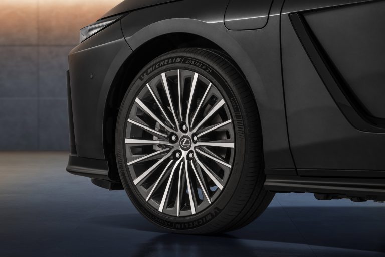 Lexus maakt alle prijzen bekend van volledig nieuwe elektrische en hybride Lexus ES