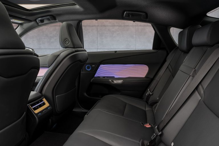 Lexus maakt alle prijzen bekend van volledig nieuwe elektrische en hybride Lexus ES
