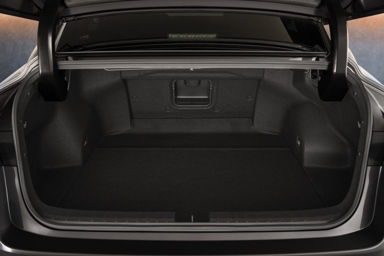 Lexus maakt alle prijzen bekend van volledig nieuwe elektrische en hybride Lexus ES