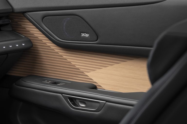 Lexus maakt alle prijzen bekend van volledig nieuwe elektrische en hybride Lexus ES