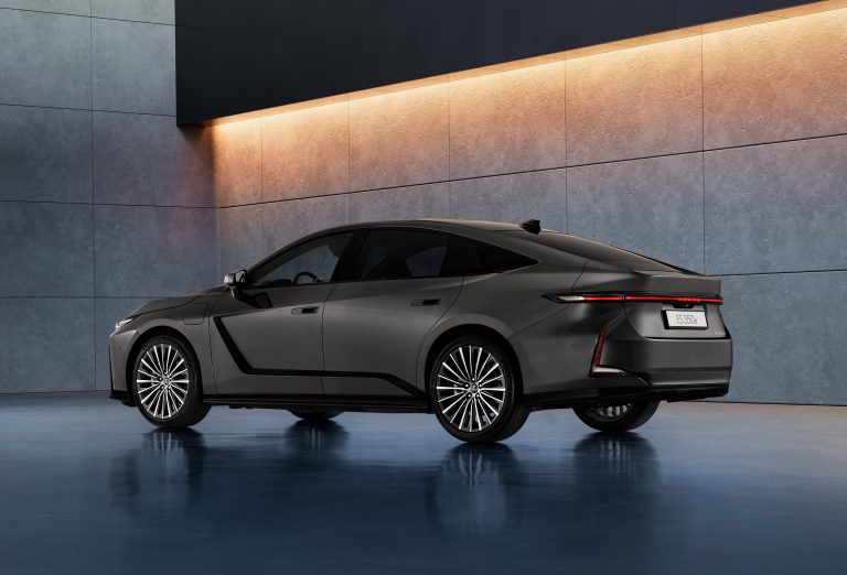 Lexus maakt alle prijzen bekend van volledig nieuwe elektrische en hybride Lexus ES