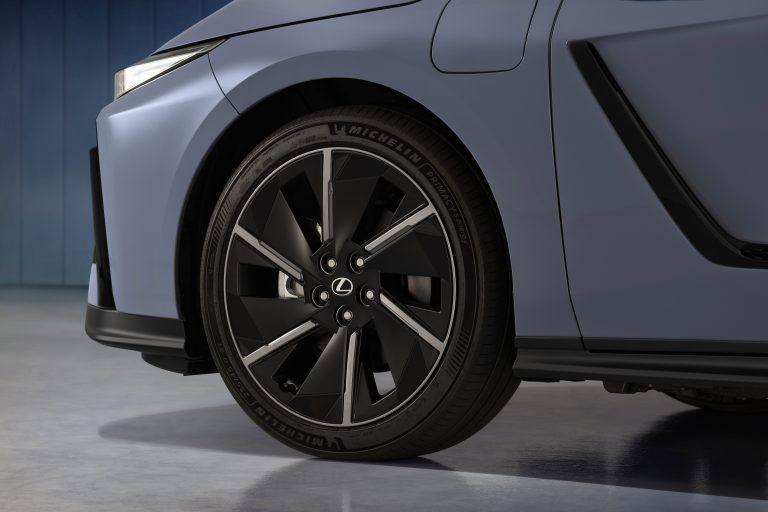 Lexus maakt alle prijzen bekend van volledig nieuwe elektrische en hybride Lexus ES