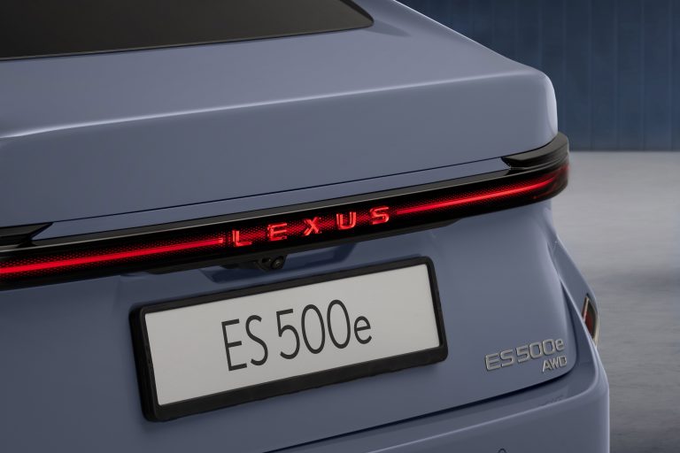 Lexus maakt alle prijzen bekend van volledig nieuwe elektrische en hybride Lexus ES