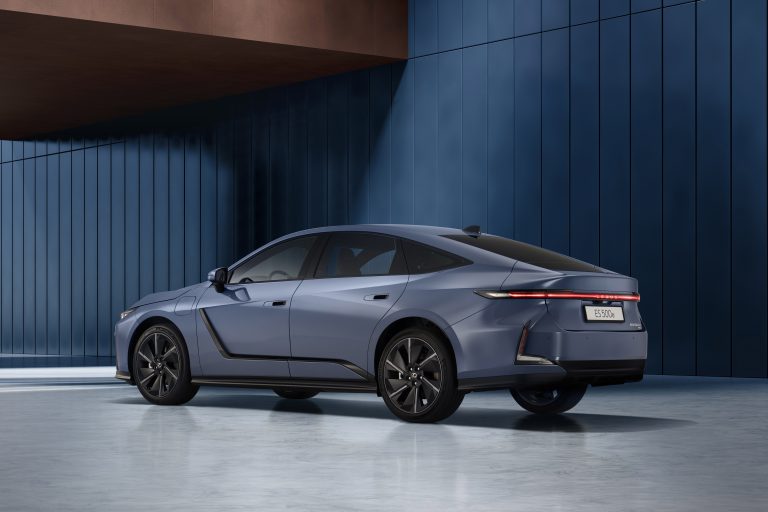 Lexus maakt alle prijzen bekend van volledig nieuwe elektrische en hybride Lexus ES