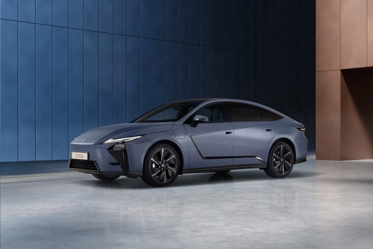 Lexus maakt alle prijzen bekend van volledig nieuwe elektrische en hybride Lexus ES