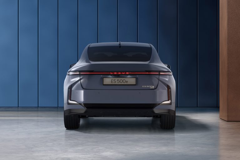 Lexus maakt alle prijzen bekend van volledig nieuwe elektrische en hybride Lexus ES