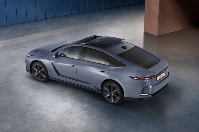 Lexus maakt alle prijzen bekend van volledig nieuwe elektrische en hybride Lexus ES