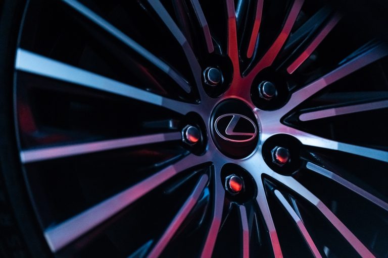 Lexus maakt alle prijzen bekend van volledig nieuwe elektrische en hybride Lexus ES