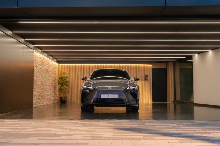 Lexus maakt alle prijzen bekend van volledig nieuwe elektrische en hybride Lexus ES
