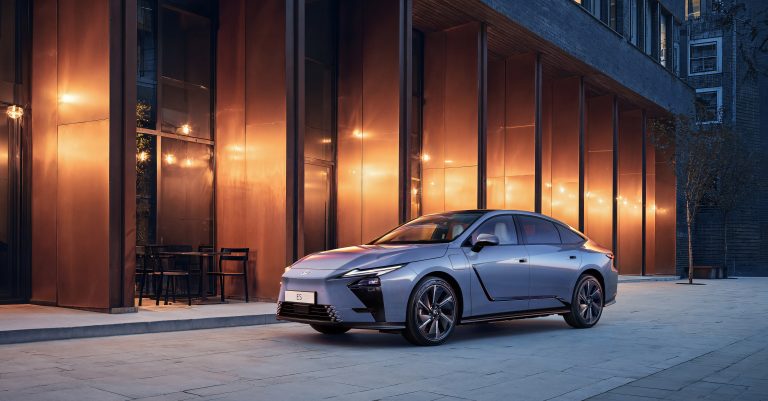 Lexus ES een elegant sedan design voor een nieuw tijdperk