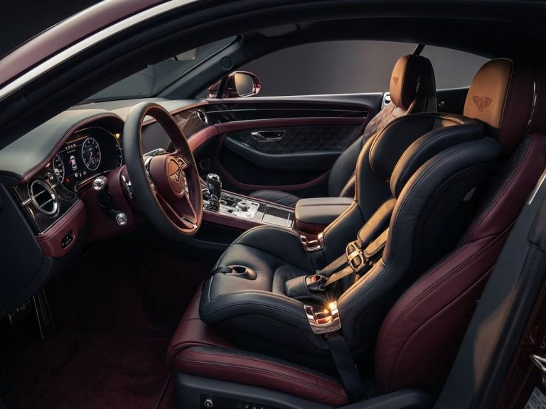 Rode supercar interieur met kinderzitje geïntegreerd in luxe leren cabine, carbon fiber details en chromen accenten